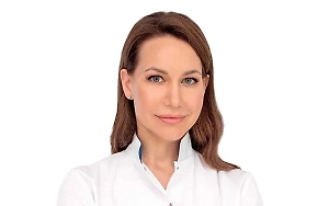 Сосудосуживающие капли содержат адреномиметики — вещества, имитирующие действие адреналина. Они сильнее собственного гормона и вызывают быстрое сужение сосудов. Но со временем организм перестаёт реагировать на них: развивается резистентность, дозы приходится увеличивать, а эффект снижается. В результате сосуды расширяются, и нос уже не дышит без капель