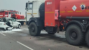 В Астраханской области бензовоз столкнулся с легковым автомобилем, есть погибшие