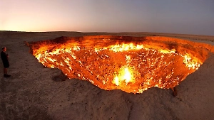 «Врата ада» закрываются: Полыхавший почти 55 лет кратер в Туркменистане начал угасать



