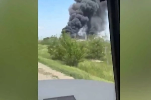 Склад на площади 2 тысячи квадратов загорелся в Ростовской области