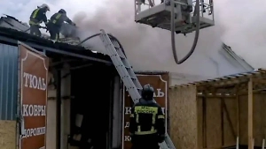 Озвучена причина крупного пожара на рынке в Нижнем Новгороде