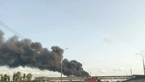 Семь сотрудников горящего в Подмосковье склада не выходят на связь
