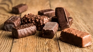 Пальмовое масло, сахар и Е-добавки: Эксперт разобрала составы шоколадных батончиков известных марок