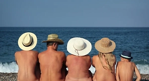 Опасность и в песке, и в воде: Названы главные причины надеть купальник на нудистском пляже