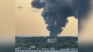 Минимум один человек пострадал во время крупного пожара на складе в Пушкино