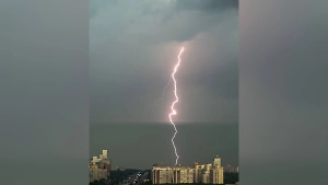 Страшный грозовой фронт над Москвой засняли на видео