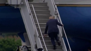 Трамп повторил знаменитый конфуз Байдена, споткнувшись на трапе