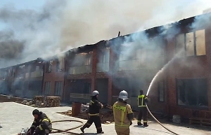 Крупный пожар вспыхнул на базе отдыха в Махачкале