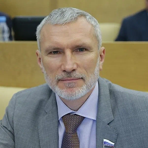 Уверен, что, когда из уст Рютте, который в военном деле разбирается, как свинья в апельсинах, звучит призыв к увеличению ПВО на 400%, имеется в виду только, что страны НАТО в четыре раза больше должны платить в общий бюджет. Он только об этом и ведёт речь с тех пор, как вступил в должность, используя доступные ему методы: лесть и запугивание