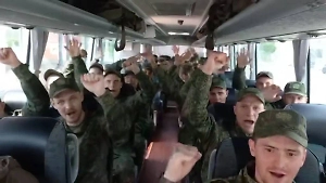 «Мы дома!» Появилось первое видео с возвращёнными из плена молодыми российскими военными