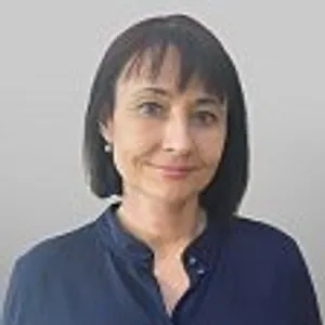 Заражение гранулоцитарным анаплазмозом происходит через укус инфицированного иксодового клеща, того же самого, что переносит боррелиоз и энцефалит. Инкубационный период составляет в среднем 14 дней. Заболевание начинается с резкого повышения температуры до 39–40°C, сильного озноба, головной и мышечной боли. Характерные симптомы — общая слабость, тошнота, отсутствие аппетита, дискомфорт в животе, диарея (расстройства стула). В отличие от клещевого энцефалита, при анаплазмозе редко наблюдаются неврологические нарушения, но возможно развитие тяжёлых осложнений — менингит, миокардит, острая дыхательная или сердечная недостаточность, инфекционно-токсический шок.