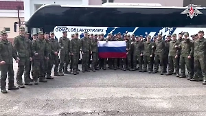 «Россия!» Возвращённые из плена бойцы ВС РФ поблагодарили за освобождение с флагом в руках