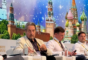 «Полная чушь»: Отец Маска рассказал, как его пытались отговорить от поездки в Россию