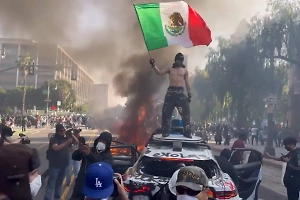 Протестующие в Лос-Анджелесе жгут автомобили и нападают на полицейских