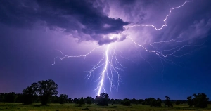 Молния ударила в частный дом в Москве