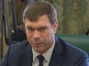 Очевидно, что Ермак усиливает свою вертикаль. Дело в том, что у команды Ермака есть несколько противоборствующих лагерей. Это Арахамия, Буданов* и Чернышов, против которого было возбуждено уголовное дело. Чернышов имел доступ к Трампу, Зеленскому, дружил с его женой, приходил на праздники и мог доносить Зеленскому ту информацию, которую считал необходимой.