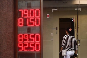 На этой неделе курс доллара выходит на предельный минимум. Что ждёт рубль