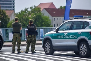 Политолог ответил, зачем польские пограничники устроили игру на раздевание для украинских беженцев