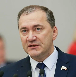 Все эти кадровые перестановки — очередные попытки Зеленского и его клики укрепить власть и прочнее усидеть в креслах, а также внутриполитический передел власти. Как известно, от перемены мест слагаемых сумма не меняется: так что эта перемена должностей и кабинетов пойдёт на пользу только самим представителям киевского режима.