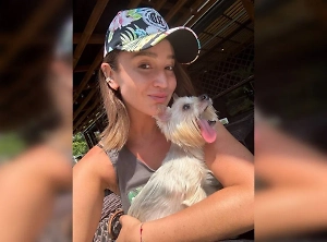 «Глазки уже не видят»: Ольга Бузова готовится к смерти любимой собаки