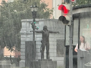 Мощный тропический ливень обрушился на Москву и затопил улицы