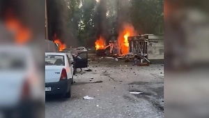 Люди на земле и горящие авто: На видео сняли обстановку в Воронеже после атаки ВСУ с 30 ранеными
