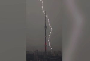 Москву накрыл апокалипсис: Молния ударила в многоэтажку рядом с Останкинской башней