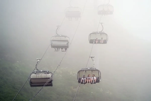В Сочи туристы на полтора часа застряли на канатной дороге из-за грозы