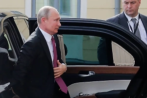 Путин передвигается по Магнитогорскому комбинату на Aurus