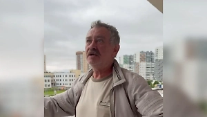 +1 фобия: Неадекват вломился в квартиру к молоденькой девушке, когда её парень забыл закрыть дверь