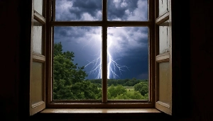 Шаровая молния ворвалась в дом жительницы Истры через гирлянду