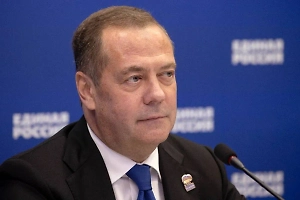 Медведев: Цифровой профиль иностранца усилит контроль за миграцией