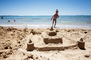 Прохожий скрутил мужчину, который пытался увести двух девочек с пляжа в Красноярском крае