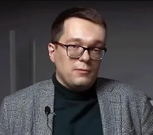 Размещение в социальных сетях фотографий и видеозаписей, на которых взрослые употребляют алкоголь в присутствии детей, вызывает общественную дискуссию, но само по себе не образует автоматического основания для юридической ответственности. Российское законодательство не содержит прямого запрета на употребление алкоголя родителями в домашних условиях, даже если при этом рядом находятся дети. 