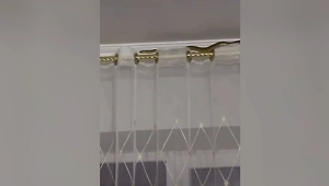 Неожиданный гость: Змея пробралась в квартиру через натяжной потолок в Дагестане