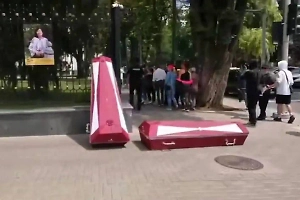 В Кишинёве активисты принесли гробы к зданию администрации президента Молдавии