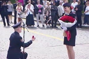 Курсанты МВД сделали предложение своим девушкам на Красной площади