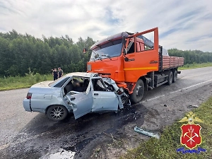 Четыре человека погибли в ДТП с КамАЗом в Кузбассе