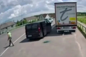 Один против толпы: Украинец лопатой отбился от военкомов, которые хотели его мобилизовать