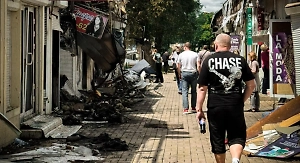 «Спасибо мужчине на зелёной машине»: Жители Донецка оставляют на месте ударов ВСУ благодарности за спасение близких