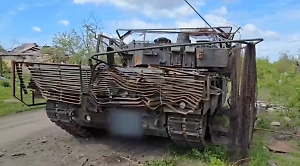 Трофейный танк Leopard 2А6 эвакуировали с поля боя в Курской области