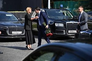 Aurus и розы: Три министра приехали проститься с совершившим самоубийство Старовойтом