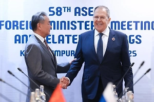 «Россия и Китай — ВанЛав»: Захарова показала фото Лаврова и Ван И