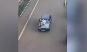 Юный пикап-мастер взял мамину машину, чтоб покатать двух подружек на капоте, и попался полицейским