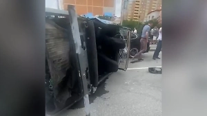 Тут странно всё: Сибирские подростки на самодельном кабриолете врезались в Lexus, уходя от ГАИ