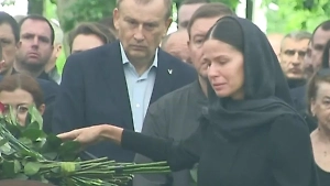 «Я тебя люблю»‎: Молодая избранница простилась со Старовойтом у гроба