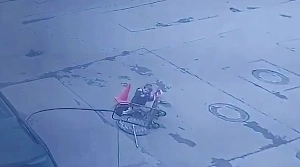 Отвлёкся на телефон: Четырёхлетний мальчик провалился в открытый люк в Петербурге