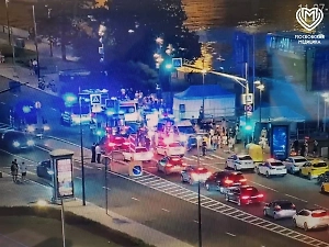 В Москве на Бережковской набережной кроссовер въехал в пешеходов, которые переходили дорогу