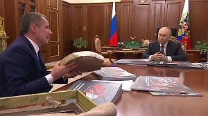 «Белгород не сдаётся»: Гладков подарил Путину картину художницы, выполненную на обломке ракеты ПВО