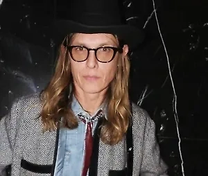 На пляже это выглядит всегда странно: яркое поблёскивание, какие-то броши на купальниках, большие пряжки от ремней на купальнике. Вот такое всегда выглядит немножко несимпатично, неправильно, потому что это тяжёлые аксессуары, и они для пляжа не подходят.